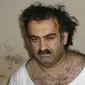 Khalid Sheikh Mohammed ketika ditangkap saat penggerebekan di Pakistan, pada 1 Maret 2003. Dia mengaku sebagai dalang serangan 9/11 dan plot teroris lainnya. (AP)