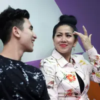 Beberapa bulan belakangan ini, terlihat kedekatan pemeran Verrel Bramasta dengan pesinetron Natasha Wilona. Hubungan keduanya sering menjadi tanda tanya. Lantas seperti apa komentar ibunda Varrel, Venna Melinda. (Nurwahyunan/Bintang.com)