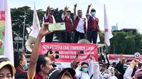 PPNI, IDI beserta anggota organisasi lain demo atau unjuk rasa di depan Gedung DPR pada Senin (28 November 2022) soal RUU Omnibus Law Kesehatan. (Foto: Ade Nasihudin)