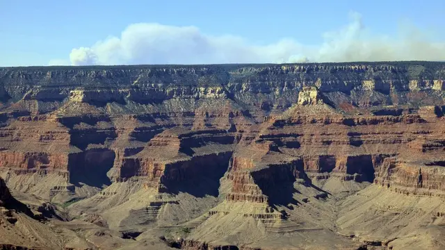 South Rim Grand Canyon National Park (Taman Nasional Grand Canyon) di Arizona utara, menunjukkan asap di atas North Rim taman tersebut pada Kamis, 10 Juli 2025. (Eddie Vallee via AP)