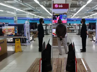 Calon pembeli melhat TV Digital yang dijual di salah satu mall Kawasan Lebak Bulus, Jakarta, Selasa, (8/11/2022). Pemerintah secara resmi telah menghentikan siaran TV analog pada 2 November lalu. Hal ini membuat para pemilik TV 'tabung' mencari alternatif lain agar tetap bisa menonton siaran tv, salah satunya beralih ke TV digital. (Liputan6.com/Johan Tallo)