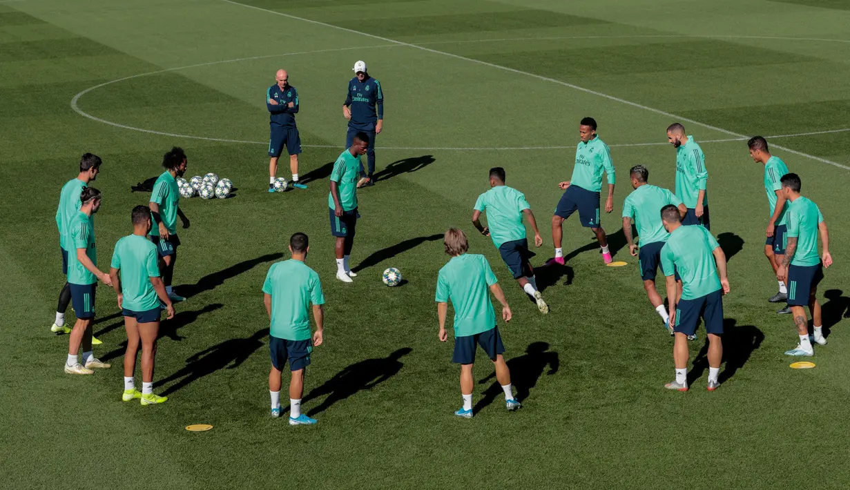 Para pemain Real Madrid berlatih di kompleks latihan Valdebebas, Madrid, Spanyol, Senin (30/9/2019). Real Madrid bersiap jelang menjamu Club Brugge dalam laga Liga Champions. (AP Photo/Bernat Armangue)