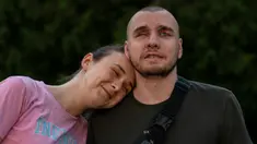 Vlada Ryabets (kiri) bersandar pada tunangannya Ivan Soroka, seorang mantan tentara Ukraina berusia 27 tahun yang buta akibat perang di sebuah pusat rehabilitasi untuk tentara yang kehilangan penglihatan mereka di medan perang dekat Rivne, Ukraina, 20 Juli 2023. (AP Photo/Jae C. Hong)