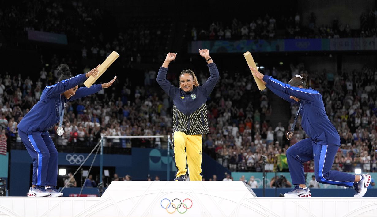 Pesenam Brasil, Rebeca Andrade disambut dua pesenam Amerika Serikat, Simone Biles dan Jordan Chiles saat pengalungan medali di atas podium cabang olahraga senam Olimpiade Paris 2024 di Bercy Arena, Paris, Prancis, Senin (05/08/2024). (AP Photo/Abbie Parr)