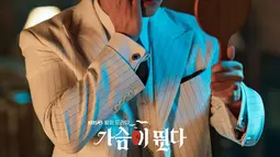 Dalam potongan adegannya, vampir Seon Woo Hyul tampak terkejut saat dia melihat ke cermin. Salah satu ciri vampir adalah wajahnya tidak terpantul di cermin. (Foto: kbsdrama Instagram via Soompi)
