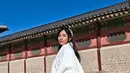 Tak lengkap rasanya ke Korea Selatan tanpa berbusana ala putri kerajaan. Lagi-lagi ia mengenakan hanbok serba putih yang dibalut dengan coat berbulut [@miktambayong]