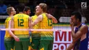 Pemain Timnas voli putra Australia bersorak saat memastikan kemenangan atas Thailand pada Kejuaraan Voli Asia 2017 ke-16 di GOR Tri Dharma, Gresik, Selasa (25/7). Australia unggul 19-25, 26-28, 25-19, 25-14 dan 15-11. (Liputan6.com/Helmi Fithriansyah)