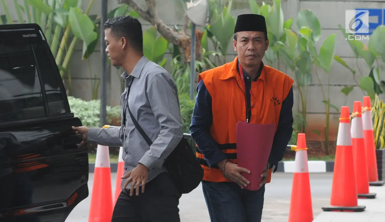 Anggota DPRD Lampung Tengah nonaktif Zainudin tiba di gedung KPK, Jakarta, Rabu (10/7/2019). Zainudin diperiksa sebagai tersangka terkait kasus dugaan gratifikasi Rp 95 miliar menyetujui pinjaman daerah ke PT Sarana Multi Infrastruktur. (merdeka.com/Dwi Narwoko)