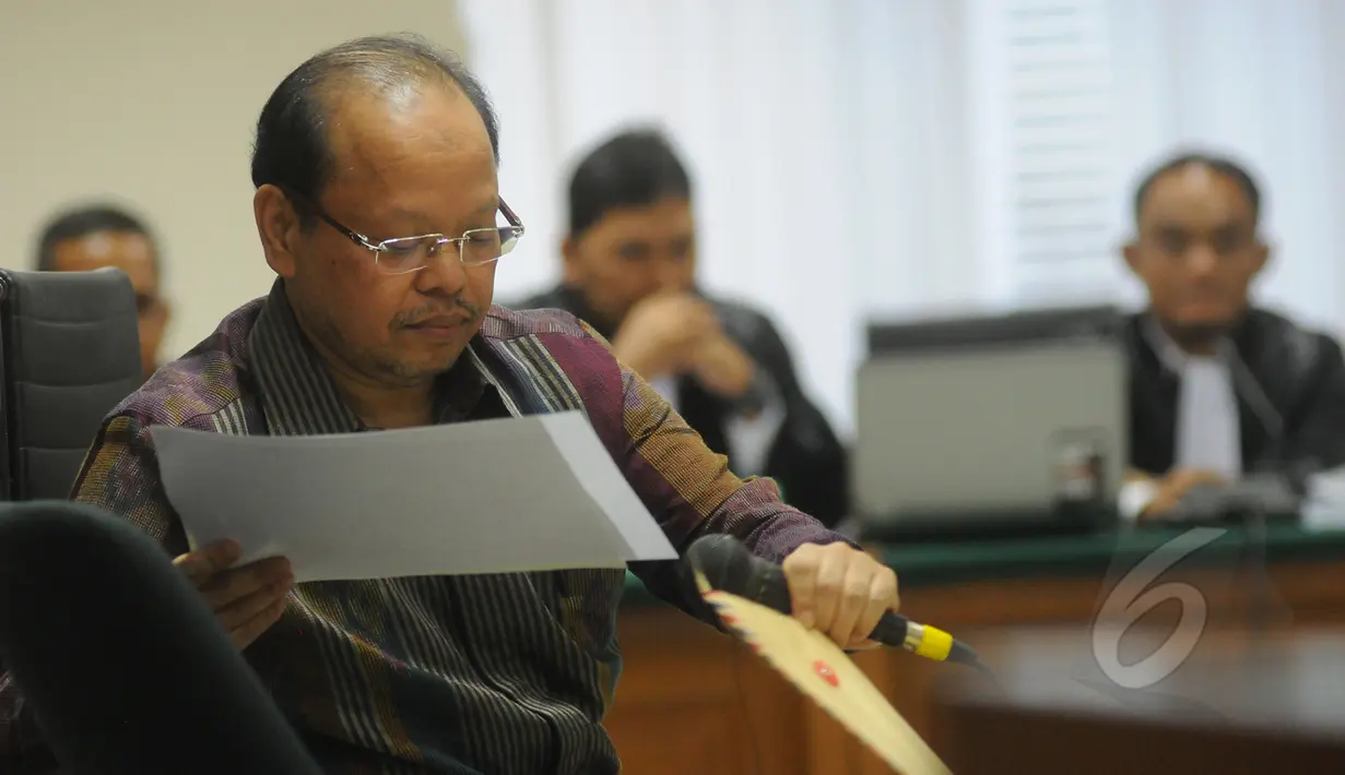 Sutan Bhatoegana bersiap menjalani sidang perdana di Pengadilan Tipikor, Jakarta, Senin (6/4/2015). Sutan, tersangka kasus dugaan penerimaan hadiah terkait penetapan APBN-P Kementerian ESDM di DPR RI. (Liputan6.com/Herman Zakharia)