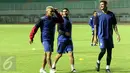 Pemain Arema FC, Cristian Gonzales, Esteban Vizcarra dan Arthur C Da Rocha (kiri ke kanan) saat latihan uji lapangan jelang final Piala Presiden 2017 melawan PBFC di Stadion Pakansari, Kab Bogor, Jumat (10/3). (Liputan6.com/Helmi Fithriansyah)