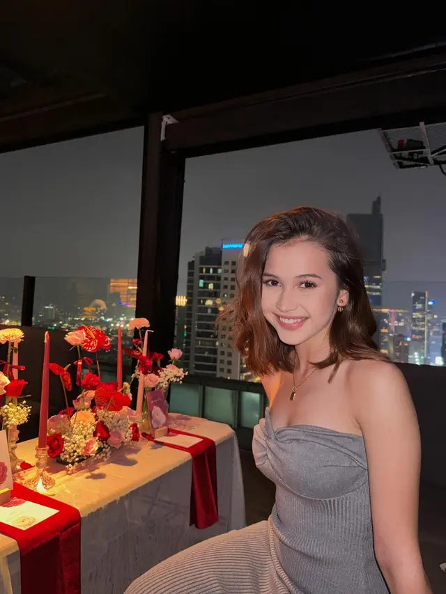 7 Potret Sandrinna Michelle dan Junior Roberts Dinner Romantis Rayakan Anniversary
