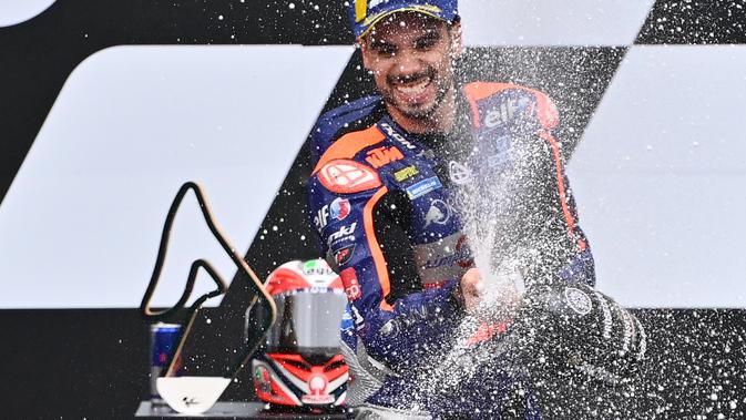 Pembalap KTM Tech 3, Miguel Oliveira, menjuarai balapan MotoGP Styria di Sirkuit Red Bull Ring, Minggu (23/8/2020). (AFP/Joe Klamar)