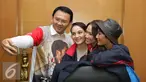 Gubernur DKI Jakarta Basuki Tjahaja Purnama selfie dengan pemain film 3 Srikandi di Balai Kota, Jakarta, Selasa (19/7). Film 3 Srikandi melakukan promo ke kantor Gubernur DKI Jakarta untuk menonton bareng bersama. (Liputan6.com/Herman Zakharia)