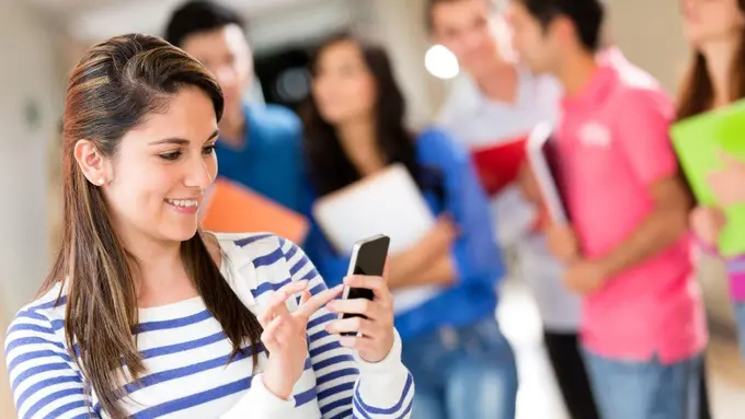 [Bintang] Daripada Nyebar Hoax, Mending Lakukan Ini di Media Sosial