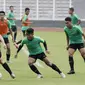 Pemain Timnas Indonesia, Febri Hariyadi, menggiring bola saat latihan di Stadion Madya Senayan, Jakarta, Rabu (21/11). Latihan ini persiapan jelang laga Piala AFF 2018 melawan Filipina. (Bola.com/M. Iqbal Ichsan)