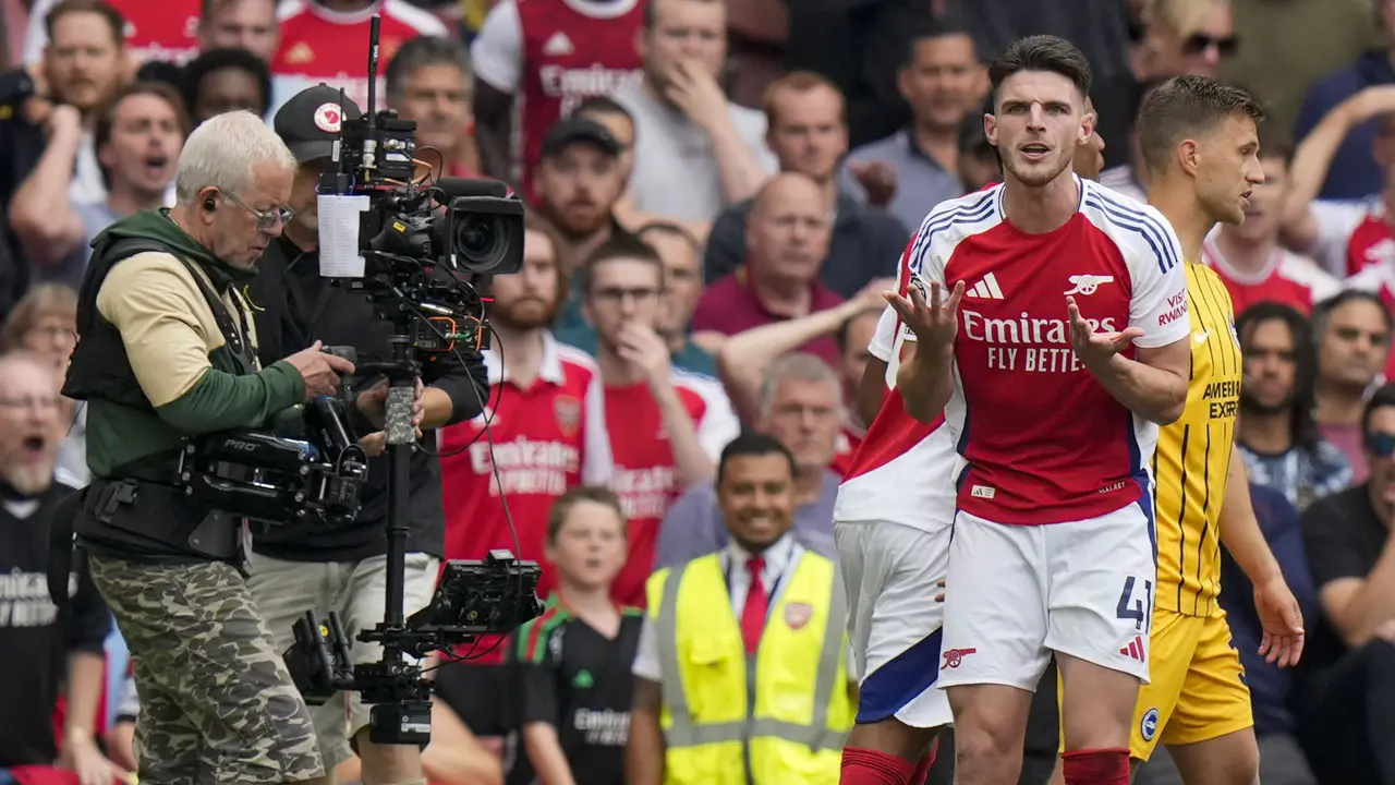 Foto: Wajah Frustasi Declan Rice saat Diganjar Kartu Merah Pertama dalam Kariernya