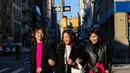 Di sini, Febby Rastanty berpose bersama Jessica Mila dan Yuki Kato. Febby tampak mengenakan innerwear hitam yang ditumpuknya dengan jaket kulit yang juga berwarna hitam, dipadu dengan celana panjang berwarna fuschia yang kontras, sneakers putih, dan sling mini bag. Foto: Instagram.