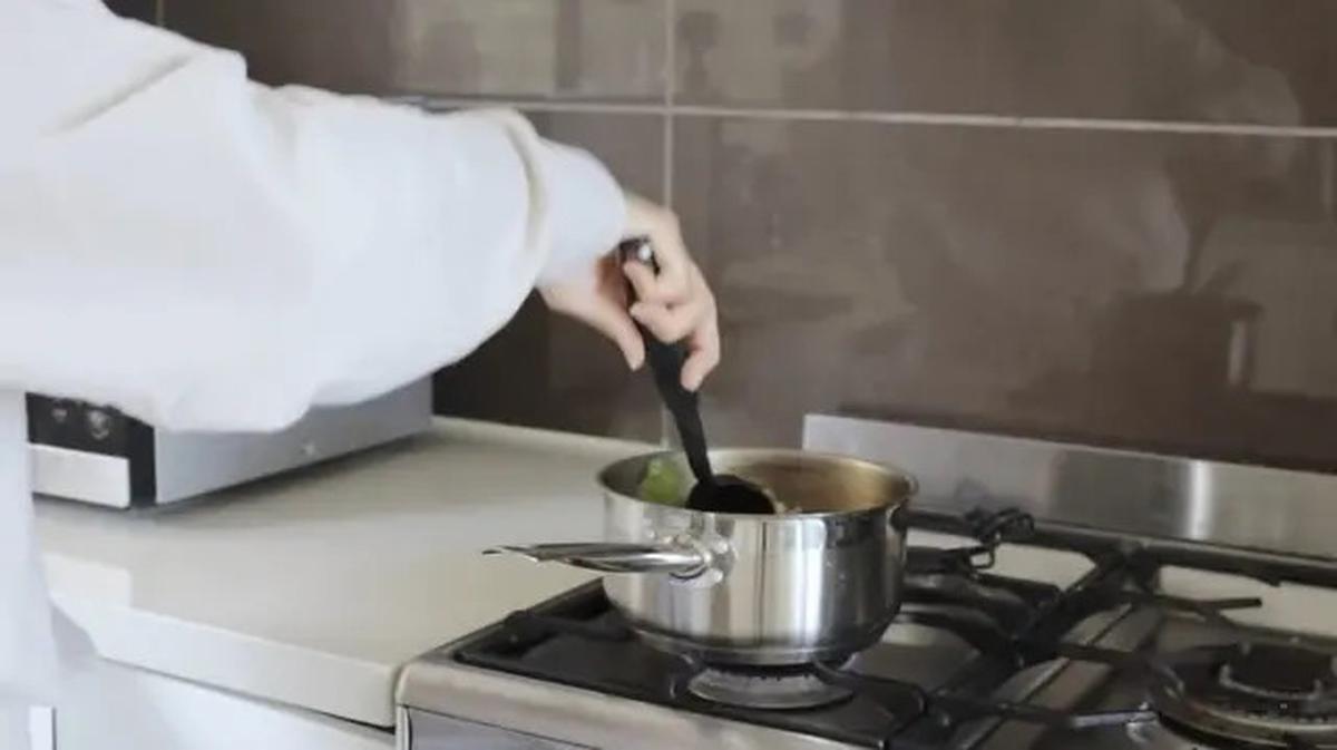 Potret Dapur Serba Putih Amanda Rawles, Minimalis dan Modern dengan View Pantai