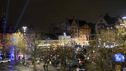 Warga mengikuti nonton bareng liga Champions antara Malmo FF dan Paris Saint Germain di Pusat Kota Malmo, Rabu (25/11/2015),  Zlatan Ibrahimovic membayar semua biaya acara nonton bareng di kampung halamannya.  (REUTERS/Jon Willen/TT News Agenc)