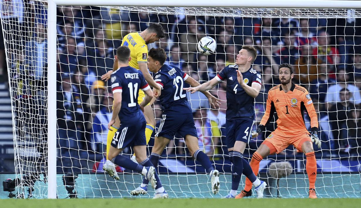 Pemain Ukraina Roman Yaremchuk (kiri atas) mencetak gol ke gawang Skotlandia pada pertandingan play-off kualifikasi Piala Dunia 2022 di Hampden Park Stadium, Glasgow, Skotlandia, 1 Juni 2022. Ukraina menang 3-1. (Malcolm Mackenzie/PA via AP)