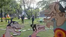 Pengunjung mengamati karya dalam pameran seni rupa kontemporer luar ruang Jakarta Provoke! di Taman Menteng, Jakarta Pusat, Jumat (17/7/2026). Pameran gratis yang berlangsung hingga 26 Juli 2026 ini menghadirkan 25 karya dari 25 seniman dan kolektif tentang dinamika kehidupan Jakarta. (KLY/Budy Santoso)