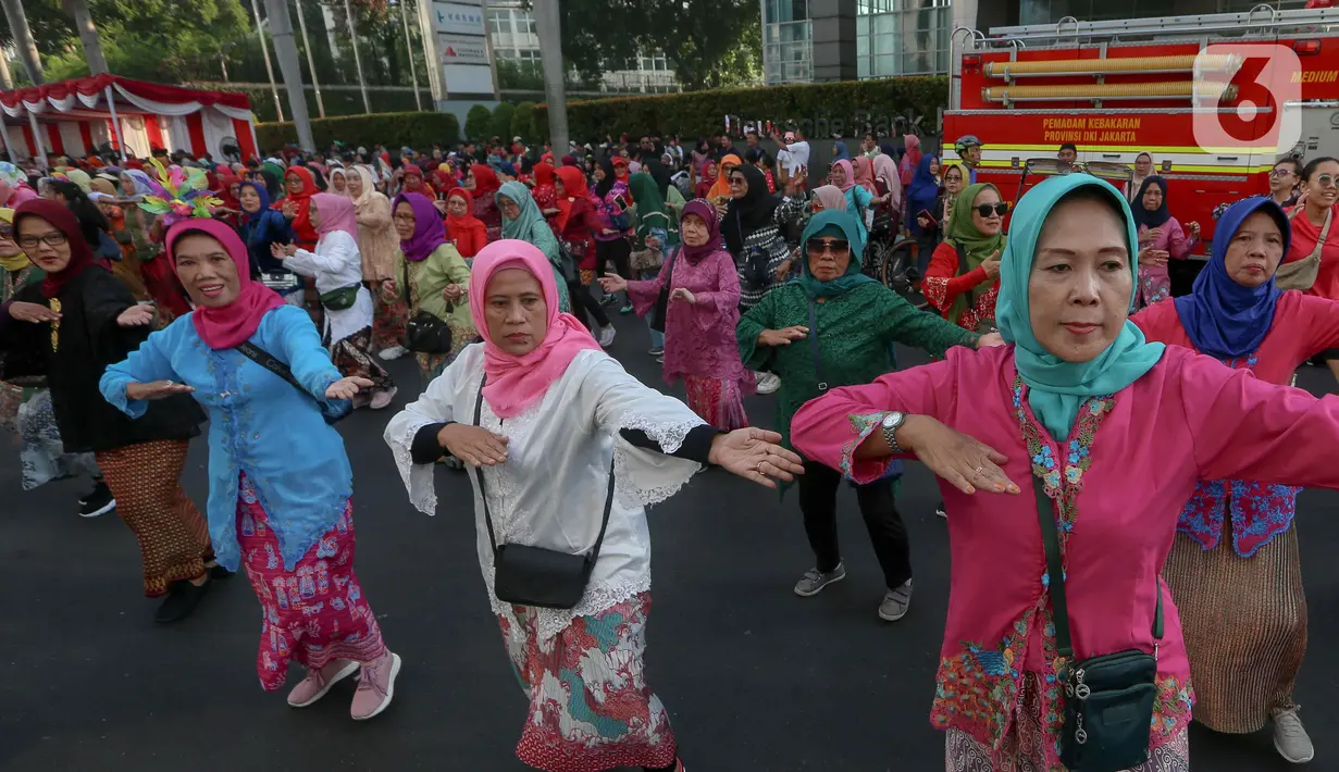 Tampak para ibu-ibu mengenakan kebaya dan kain berwarna-warni menampilkan tarian Poco-poco. (Liputan6.com/Herman Zakharia)