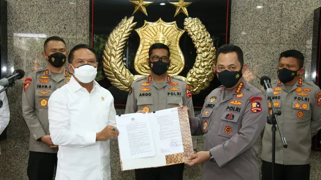 Menteri Pemuda dan Olahraga (Menpora), Zainudin Amali bertemu dengan Kapolri Listyo Sigit Prabowo untuk menerbitkan izin BRI Liga 1.