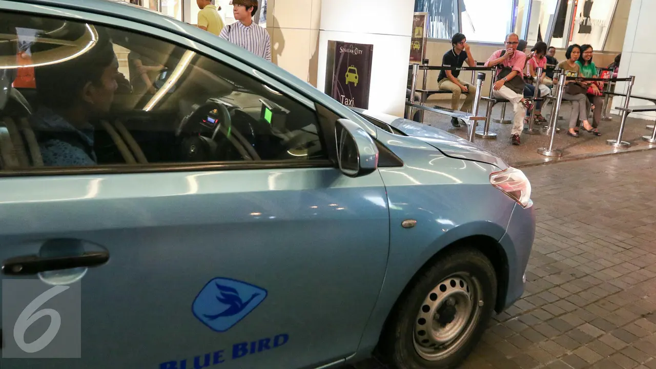 20160323- Warga Manfaatkan Layanan Gratis dari Blue Bird-Jakarta- Herman Zakharia
