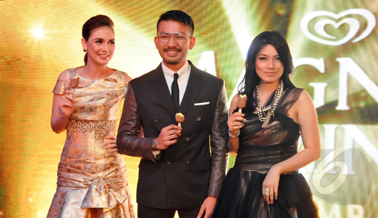 Luna Maya, Rio Dewanto, dan Titi Kamal saat menghadiri `Thank Goodness It’s Weekend Party` yang berlangsung di Magnum Cafe, Grand Indonesia, pada Jumat (6/2/2015).(Liputan6.com/Panji Diksana)