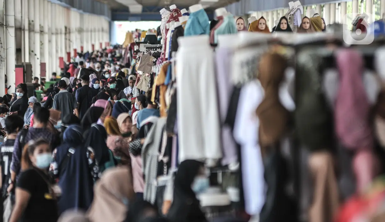 Suasana Skybridge Pasar Tanah Abang, Jakarta, Rabu (28/4/2021). Pedagang mengaku penjualan meningkat hingga 50 persen dibandingkan bulan sebelumnya. (merdeka.com/Iqbal S. Nugroho)