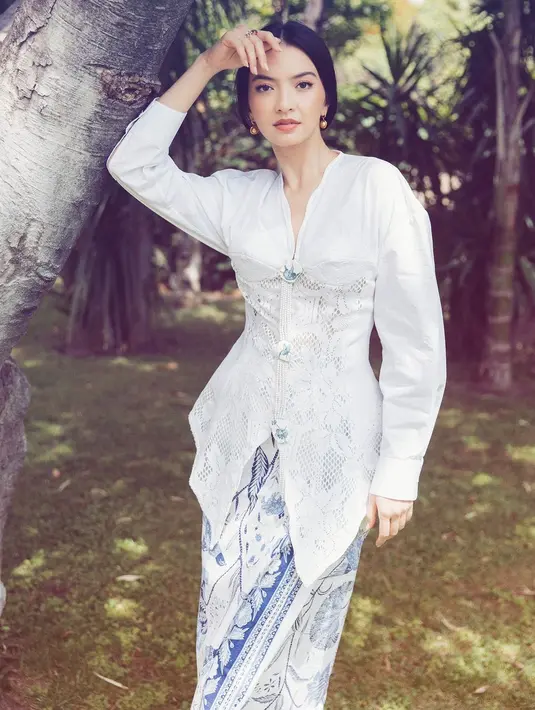 Dengan makeup simple, Raline Shah tata rambutnya dengan loose braided yang tampilkan anting mutiara [@ralineshah]