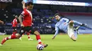 Gelandang Manchester City, Bernardo Silva, berusaha menghadang pemain Southampton, Ryan Bertrand, pada laga Liga Inggris di Stadion Etihad, Kamis (11/3/2021). City menang dengan skor 5-2. (Clive Brunskill/Pool via AP)