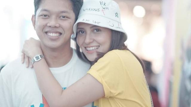 6 Potret Kebersamaan Bayu Skak dan Pacarnya Aliyah Faizah yang Bikin Iri
