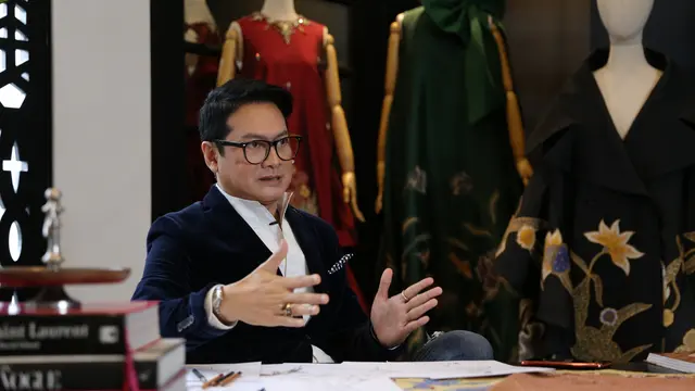 Rayakan HUT RI ke-75, Denny Wirawan Masih Tetap Setia dengan Batik Kudus di Koleksi Terbaru