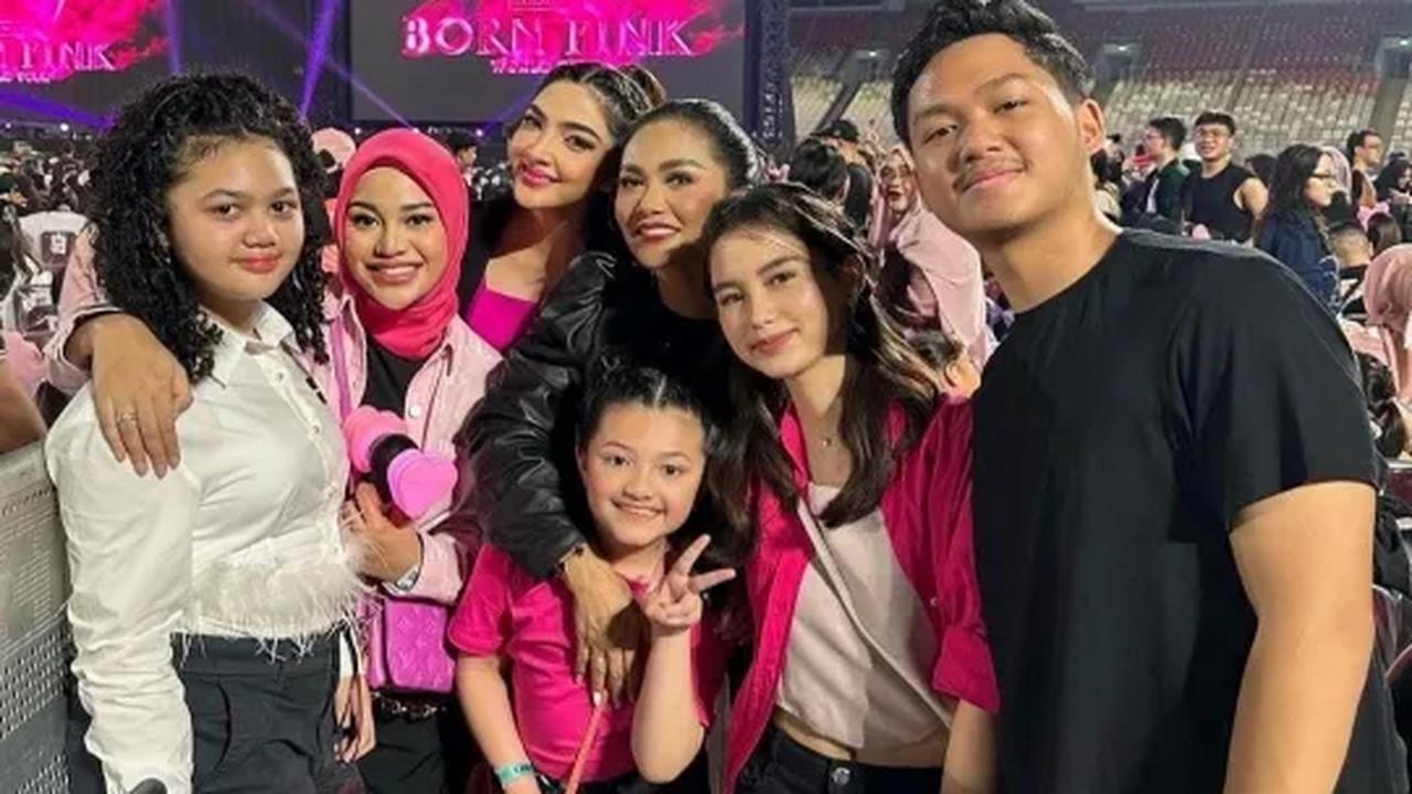 Amora mengungkapkan ia dan Aurel Hermansyah tak terlalu dekat. Hal ini lantaran tak tinggal bersama. Seperti yang diketahui Aurel merupakan anak Krisdayanti dengan Anang. Keduanya memutuskan untuk bercerai, dan Aurel ikut Anang.