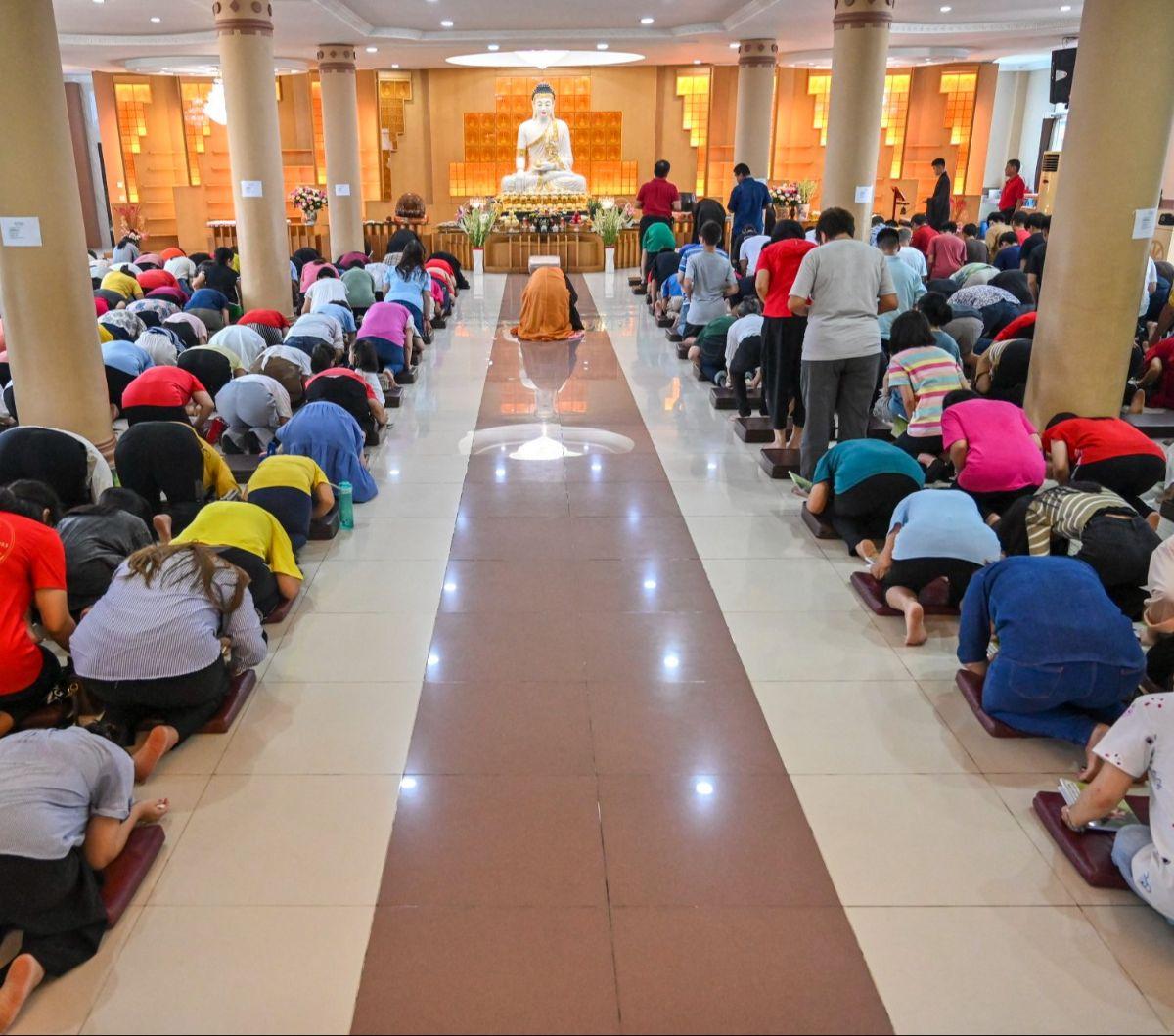 Sejumlah umat Buddha mengikuti ibadah puja bakti memperingati Tri Suci Waisak 2568 Buddhis Era (BE) - 2024 di Vihara Sakyamuni, Banda Aceh, Aceh, Kamis (23/5/2024). Waisak merupakan momen untuk memperingati waisak tiga peristiwa penting, di antaranya kela
