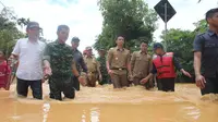 Gubernur Zumi Zola saat meninjau lokasi banjir di Kabupaten Sarolangun (Liputan6.com /  Bangun Santoso)