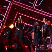 Di malam Infotainment Awards pada Jumat malam, mantan vokalis grup band Cokelat ini tampil pertama kali dengan membawakan lagu Kotak. Penunjukkan Kikan untuk mengisi kekosongan yang ditinggalkan oleh Tantri tak berjalan permanen. (Nurwahyunan/Bintang.com)