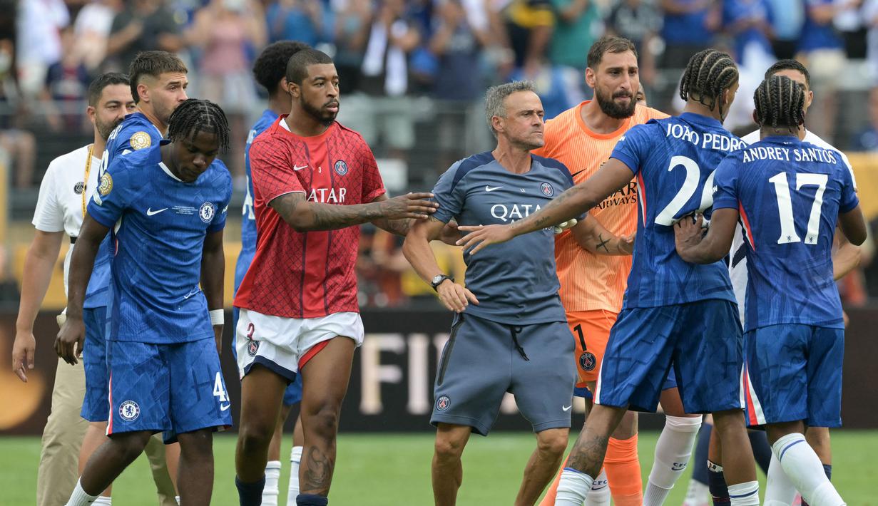 Alih-alih mereda, tensi pertandingan justru memanas di lapangan tengah. Kericuhan yang melibatkan pemain dari kedua kubu pun tak terhindarkan. (AFP/Juan Mabromata)