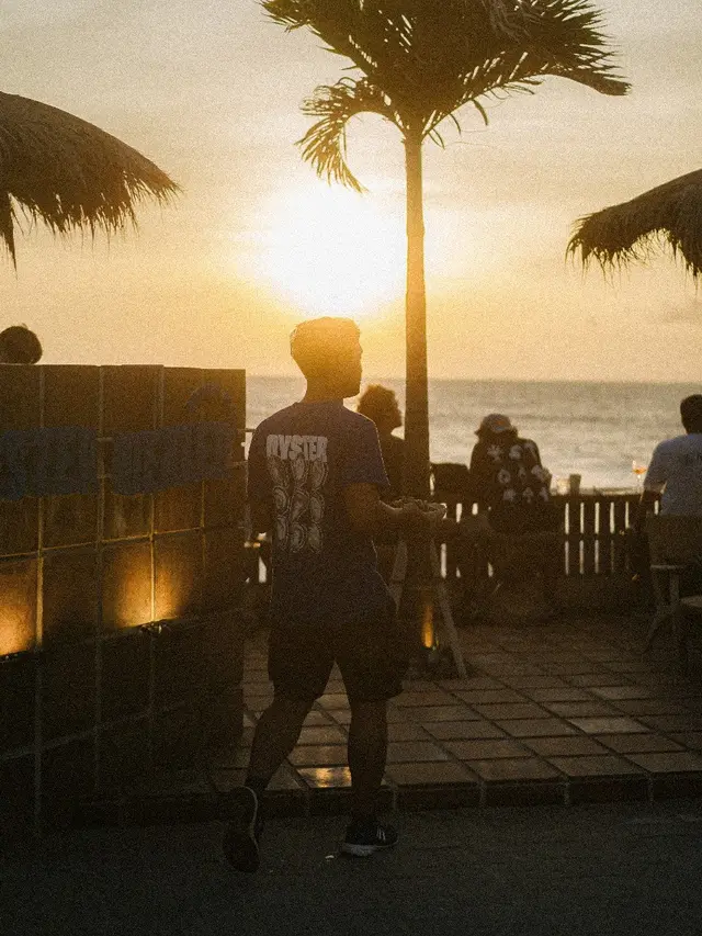 Nikmatnya Melihat Sunset Terbaik di Seminyak Sambil Nikmati Oyster Pinggir Pantai