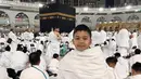 Tak hanya berdua, mereka juga mengajak buah hati mereka , Adam untuk menjalani ibadah umrah bersama.