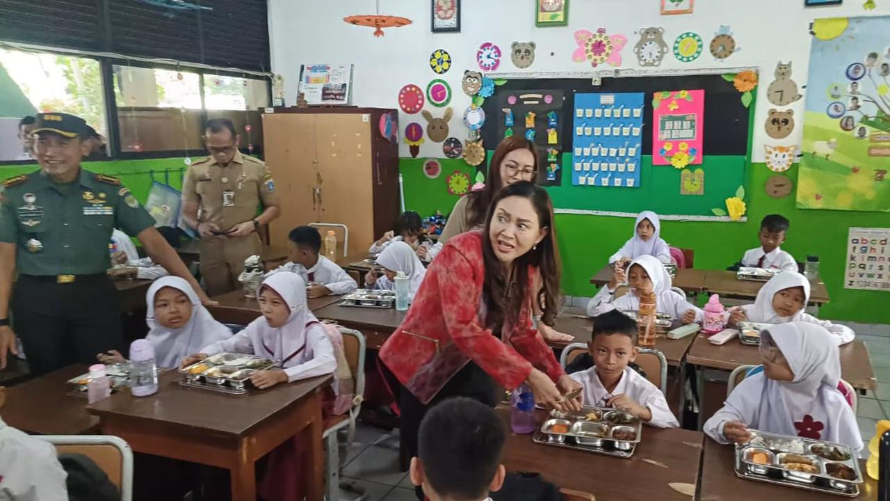 VIDEO: Tinjau Makan Bergizi Gratis Prabowo, Istri Djarot PDIP Tajam Pelototi Menu untuk Siswa
