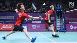 Ganda putra Indonesia, Kevin Sanjaya S/Marcus F Gideon mengembalikan kok ke arah pemain India, Satwik S Rankireddy/Chirag C Shetty pada perempat final Bulutangkis Beregu Putra Asian Games 2018 di Jakarta, Senin (20/8). (Liputan6.com/Helmi Fithriansyah)