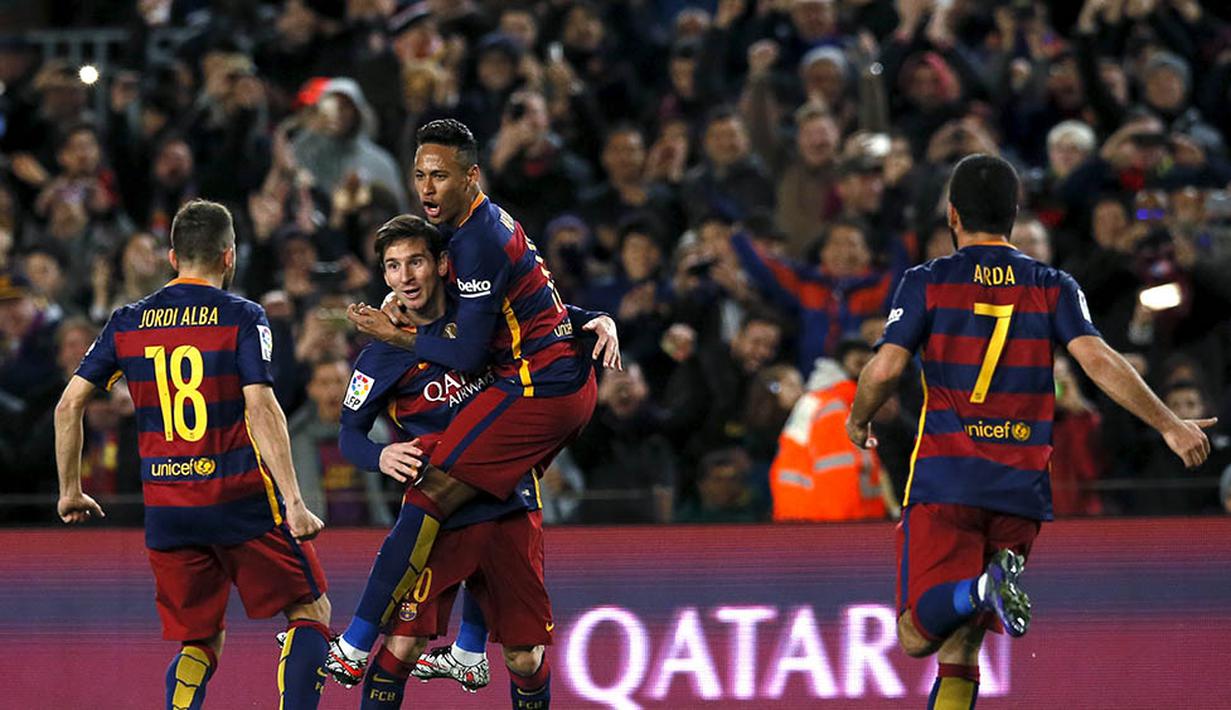 Para pemain Barcelona merayakan gol yang dicetak oleh Lionel Messi ke gawang Sevilla pada laga La Liga di Stadion Camp Nou, Spanyol, Minggu (28/2/2016). Barcelona berhasil menaklukan Sevilla 2-1. (Reuters/Albert Gea)