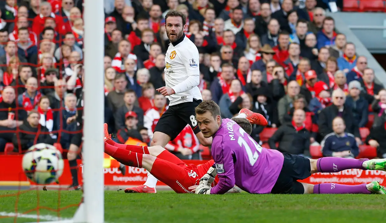 Kiper Liverpool, Simon Mignolet gagal menghalau bola tendangan gelandang Manchester United Juan Mata saat Laga Liga Premier Inggris di Anfield Stadium, Inggris, Minggu (22/3/2015 ). Manchester United menang 2-1 atas Liverpool. (Reuters/Phil Noble)