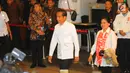 Capres 01 Joko Widodo atau Jokowi beserta istri Iriana Jokowi tiba di lokasi debat keempat Pilpres 2019 di Hotel Shangri-La, Jakarta, Sabtu (30/3). Debat dimoderatori Retno Pinasti dan Zulfikar Naghi. (Liputan6.com/AnggaYuniar)