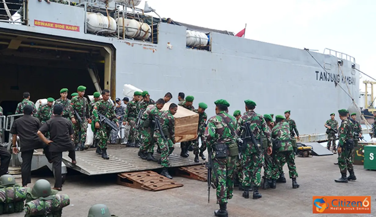 Citizen6, Sumatera Barat: KRI Tanjung Kambani-971 melaksanakan debarkasi pasukan dari Yonif-131/I Kodam I Bukit Barisan, di dermaga Teluk Bayur, Padang, Sumatera Barat, Selasa (23/10). (Pengirim: Dispenkolinlamil).