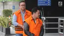 Bupati Pakpak Bharat Remigo Yolanda Berutu (kiri) dan penyuapnya Hendriko Sembiring tiba di Gedung KPK, Jakarta, Rabu (16/1). Keduanya diperiksa terkait dugaan suap sejumlah proyek infrastruktur di Dinas PUPR Pakpak Bharat. (Merdeka.com/Dwi Narwoko)