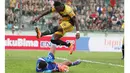 Aksi kiper PS TNI, Teguh Amiruddin, menghalau bola dari pemain Mitra Kukar, Alan Leandro Da Pinheiro, pada laga Torabika Soccer Championship 2016 di Stadion Siliwangi, Bandung, Sabtu (14/5/2016). Mitra Kukar menang 4-1. (Bola.com/Nicklas Hanoatubun)