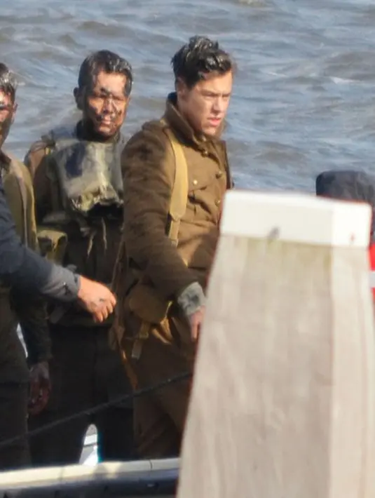 Meski tampak lusuh dan berlumuran lumpur, wajah tampan Harry Styles tetap terpancar. Bagaimana menurut Directioners?. (Dailymail/Bintang.com)